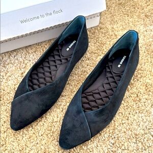 Birdies the goldfinch black flats (NWT)